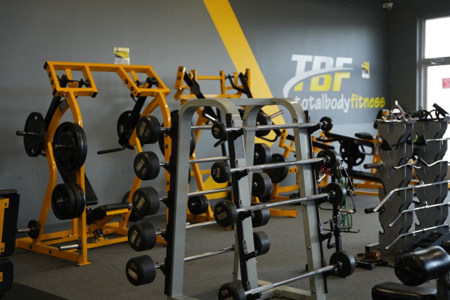 Free Weights vs. Machines: Which Builds More Muscle?