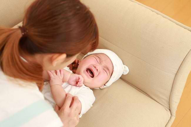 orangtua cerdas harus paham alasan bayi menangis - alodokter