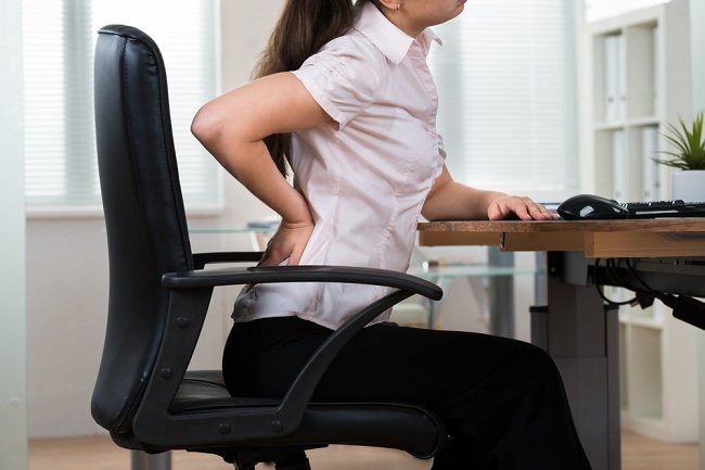 Mencegah Efek Duduk Terlalu Lama dengan Kursi Ergonomis - Alodokter