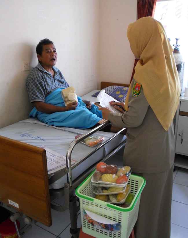Edukasi pasien stroke. Sumber: LH Utomo, PHIL CDC, 2012.