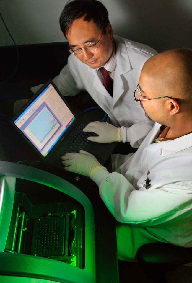 Alat PCR untuk tes asam nukleat. Sumber: J Gathany, H Liu, PHIL CDC, 2007.