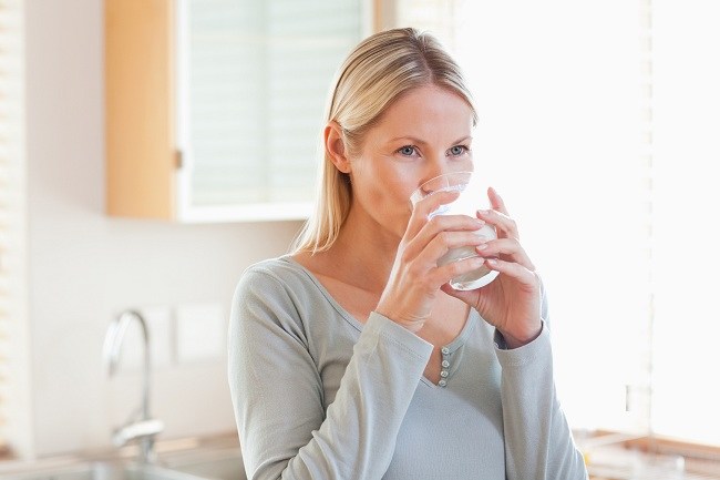 jangan remehkan manfaat minum air putih - alodokter