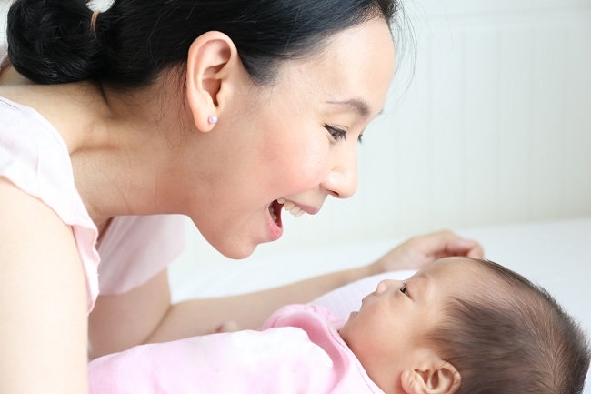 Bayi 1 Bulan Mulai Mengenali Suara Orang Tua Alodokter