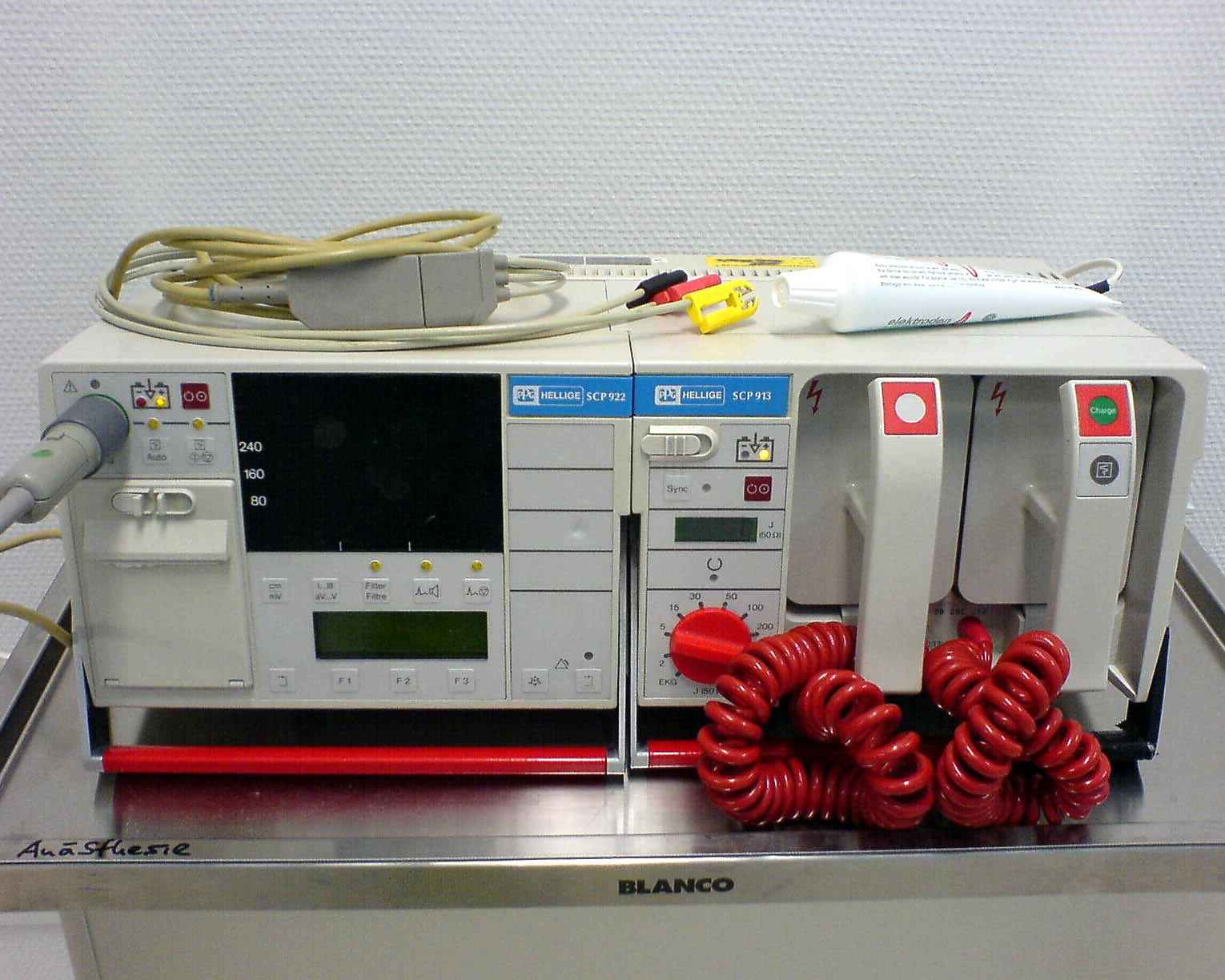 Defibrilator. Sumber: M. Ansorena, WikiCommons 2006.