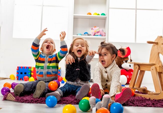 Pilih Babysitter atau Daycare? Ini Kelebihan dan Kekurangannya