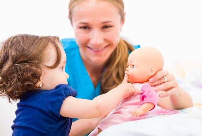 Bunda, Ini Panduan Memilih dan Melatih Babysitter untuk Si Kecil