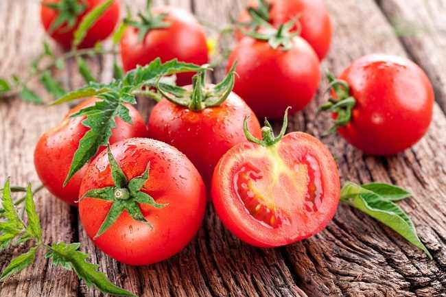 9 Manfaat Tomat, Buah yang Disangka Sayur - Alodokter