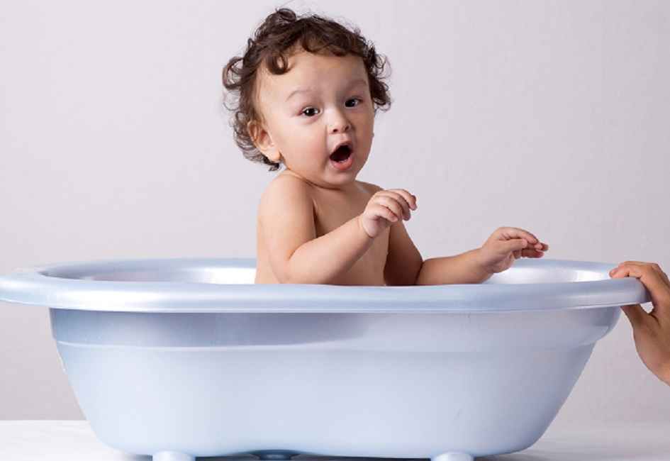 Merawat Rambut Keriting pada Bayi Lebih Mudah dengan Minyak Alami Ini