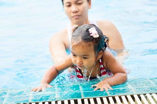 Bolehkah Bayi 6 Bulan Berenang Di Kolam Renang Umum