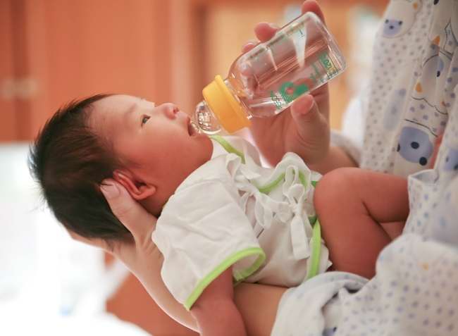 Apakah bayi boleh minum air putih