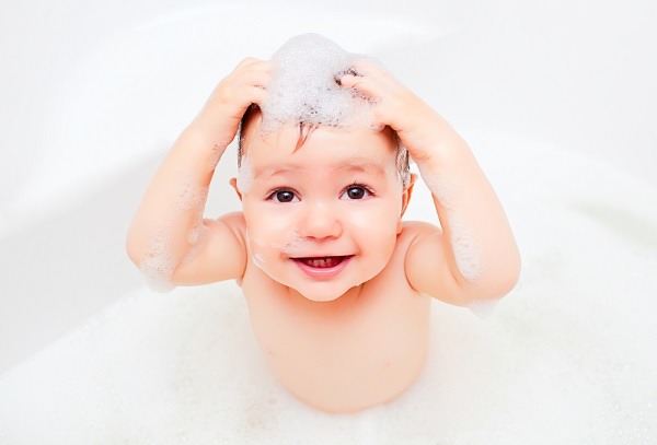 Tips Mandi  Menyenangkan Si Kecil dengan Bubble Bath  