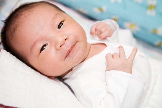  Bayi  2 Bulan Merespons dengan Senyuman Alodokter
