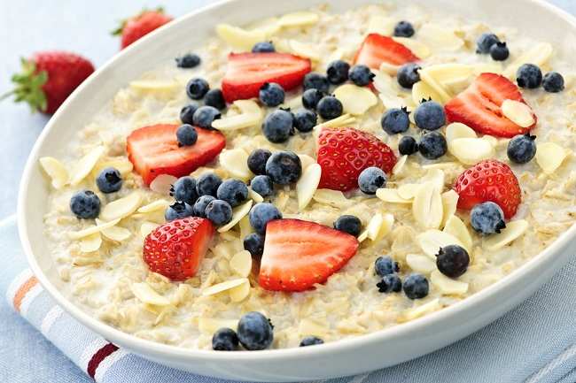Hasil gambar untuk Oatmeal dengan buah-buahan dan susu