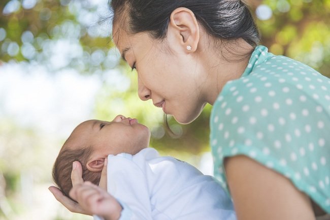 Hindari Menjemur Bayi Langsung Di bawah Sinar Matahari