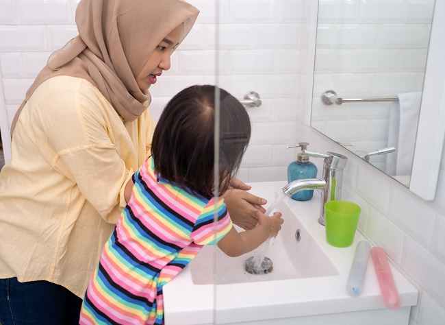 Bunda dan Ayah, Yuk Ajarkan Cara Menjaga Kebersihan Diri pada Anak