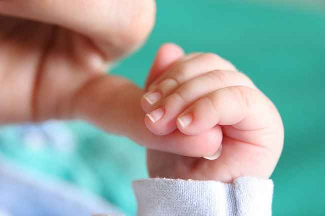 Bunda, Ini Tips Aman Merawat Kesehatan Kuku dan Jari Bayi
