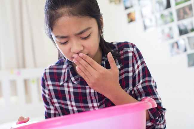 Jangan Panik, Ini 4 Cara Mengatasi Keracunan Makanan Pada Anak