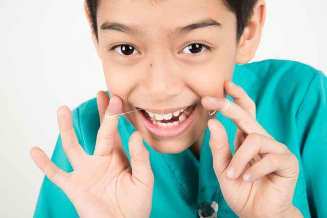 Ketahui Manfaat dan Cara Mengajarkan Pemakaian Benang Gigi pada Anak