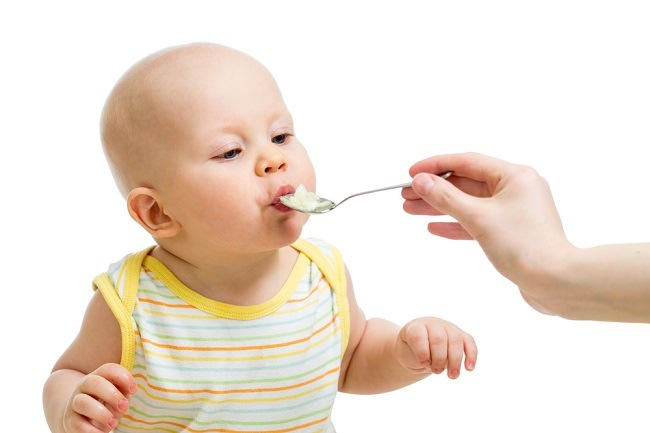 Si Kecil Sering Mengemut Makanan? Ini Solusinya