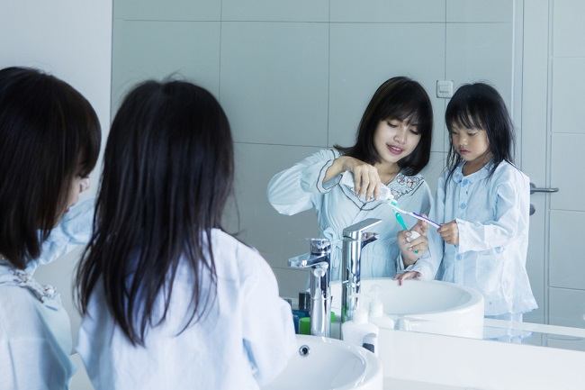 Tips Aman Menyikat Gigi Anak - Alodokter