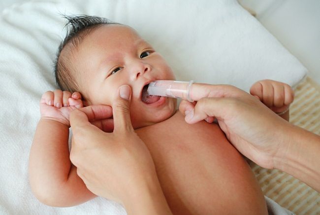Hore, Si Kecil Sudah Tumbuh Gigi! Ini Tips Merawat Giginya - Alodokter