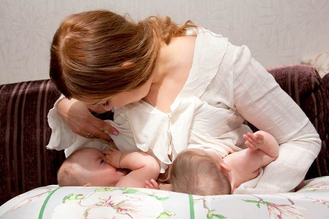 Mother, These 6 Tips for Successful Tandem Nursing or Breastfeeding Two Children at a Time