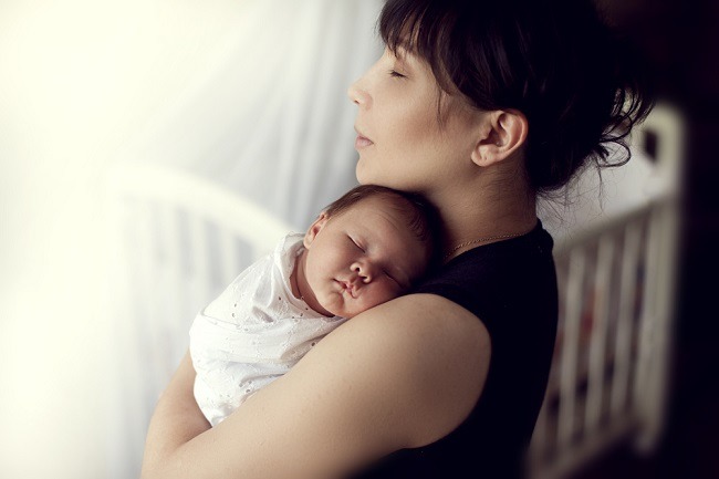 Benarkah Terlalu Sering Digendong Membuat Bayi Bau Tangan Alodokter