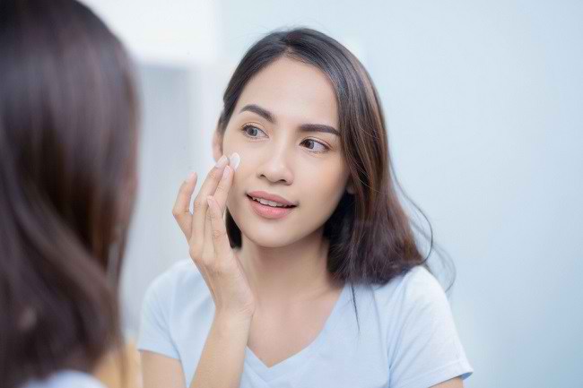 Yuk, Cari Tahu Pelembab untuk Kulit Berminyak di Sini - Alodokter