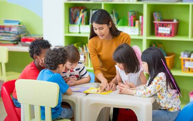 Perhatikan Hal Ini Sebelum Memilih Daycare untuk Bayi dan Anak - Alodokter