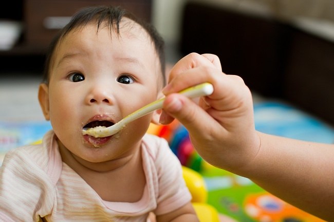 Bayi 6 Bulan: Mulai Mengonsumsi Makanan Padat - Alodokter