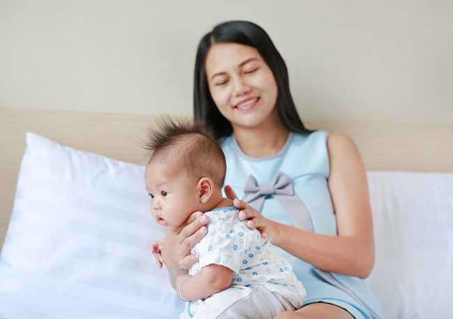 Pentingnya Sendawa bagi Bayi - Alodokter