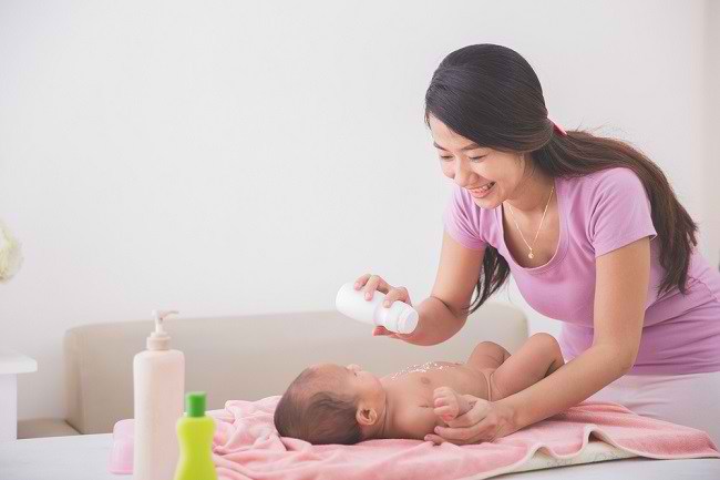 Ibu Wajib Mewaspadai Risiko dari Bedak Bayi - Alodokter