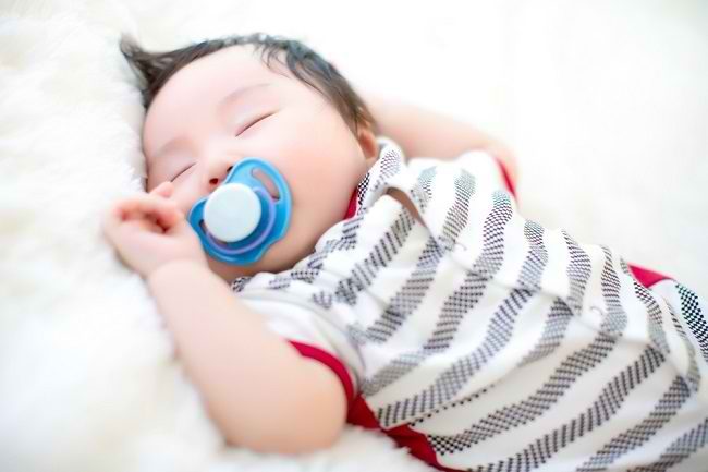 Bolehkah Bayi Ngempeng? Simak Pro Kontra Penggunaannya - Alodokter