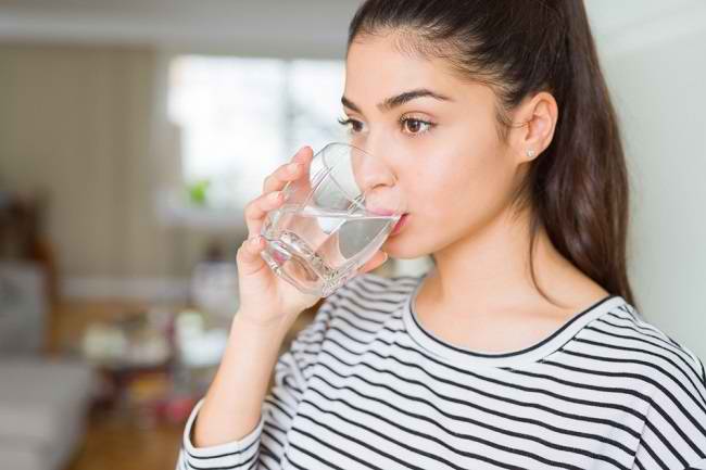 Jangan Remehkan Manfaat Minum Air Putih - Alodokter