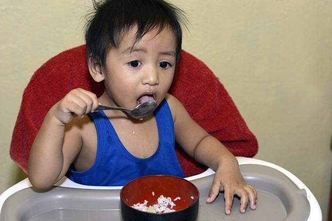 Kapan Anak  Mulai Diajarkan Makan  Sendiri Alodokter