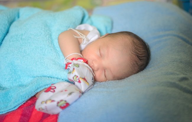 Haruskah Bayi Baru Lahir Menggunakan Sarung Tangan Setiap Saat? - Alodokter