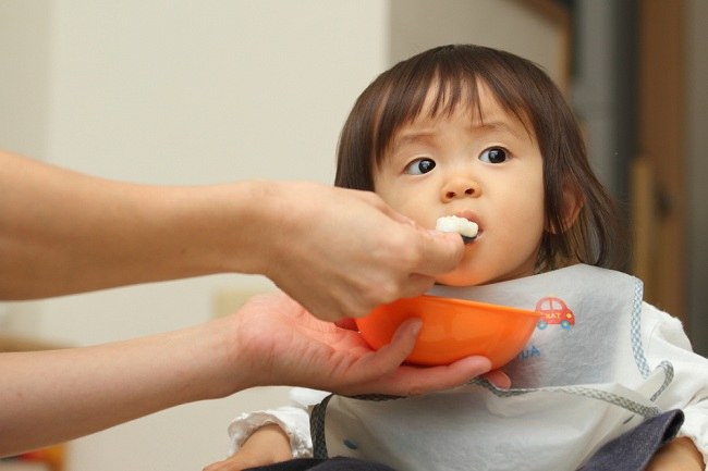 Makanan Bayi 10 Bulan yang Baik untuk Tumbuh Kembang - Alodokter