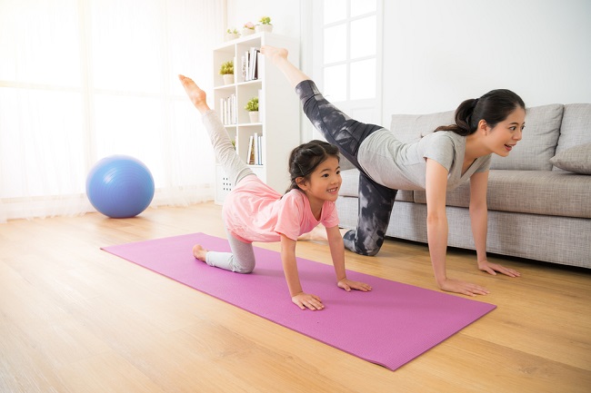 Anak dan ibu olahraga yoga