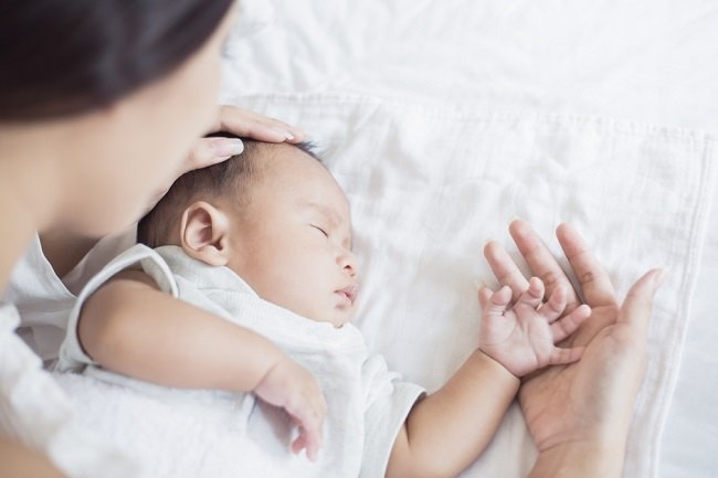 Penyebab Bayi Berkeringat yang Perlu Bunda Ketahui - Alodokter