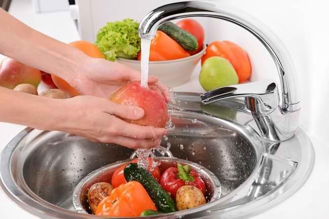 Cara Mencuci Sayur dan Buah yang Benar Agar Terhindar dari Keracunan Makanan - Alodokter
