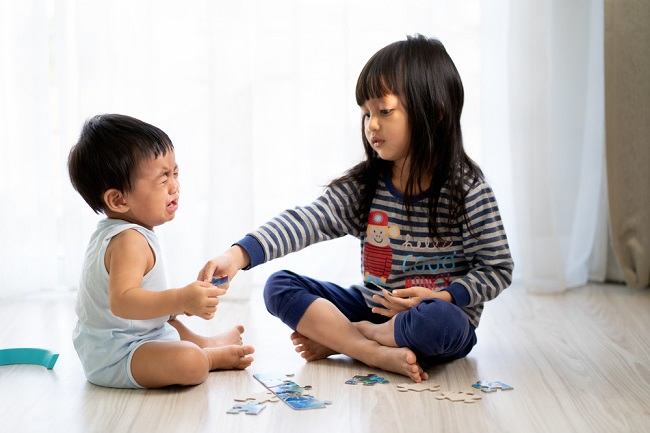 Anak Posesif terhadap Mainannya? Inilah Tips yang Perlu Orang Tua Lakukan - Alodokter