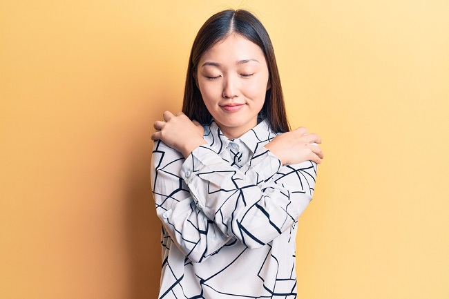 Mengenal Butterfly Hug, Teknik untuk Menjaga Kestabilan Emosi - Alodokter