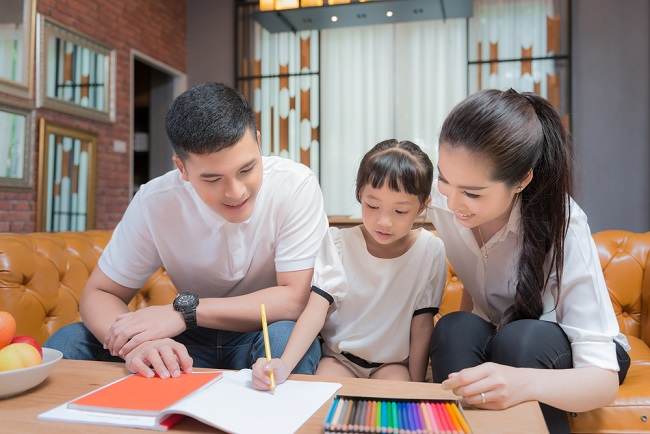 Mengenal Pola Asuh Authoritative Parenting - Alodokter