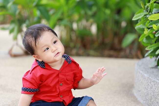 Mengenali dan Mengatasi Gejala Mata Juling Pada Anak - Alodokter