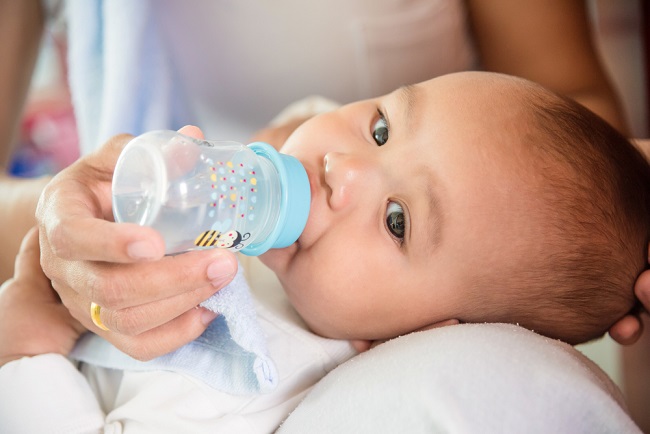 Kapan Bayi Boleh Minum Air Putih? - Alodokter