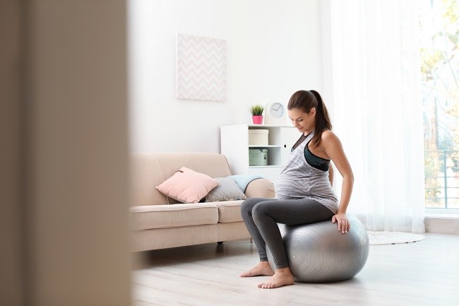 Bumil, Ketahui Manfaat Birthing Ball Berikut Ini - Alodokter