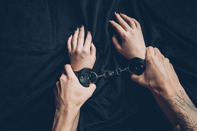 Memahami BDSM dan Perbedaannya dengan Penyimpangan Seksual - Alodokter
