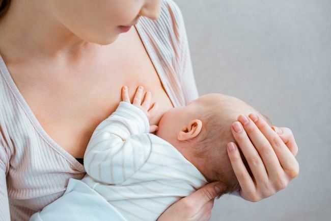 4 Tips Nyaman Menyusui Saat Bayi Sudah Tumbuh Gigi - Alodokter