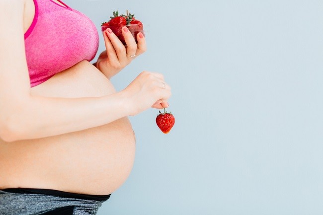 Jangan Dilewatkan, Ini 8 Manfaat Buah Stroberi untuk Ibu Hamil - Alodokter