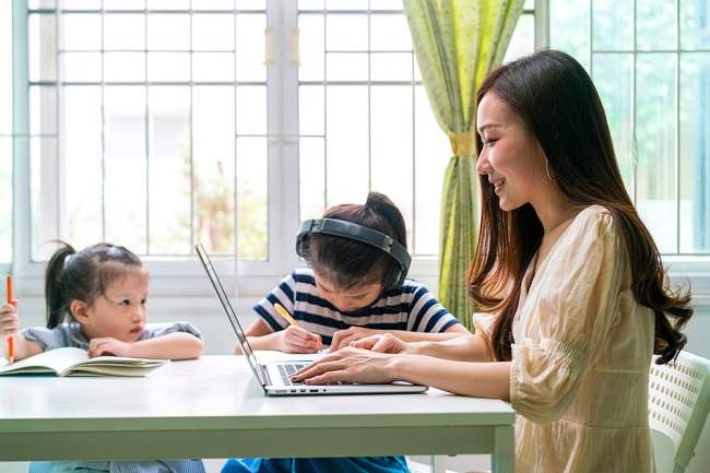 5 Tips Sukses Work from Home bagi Ibu Pekerja - Alodokter